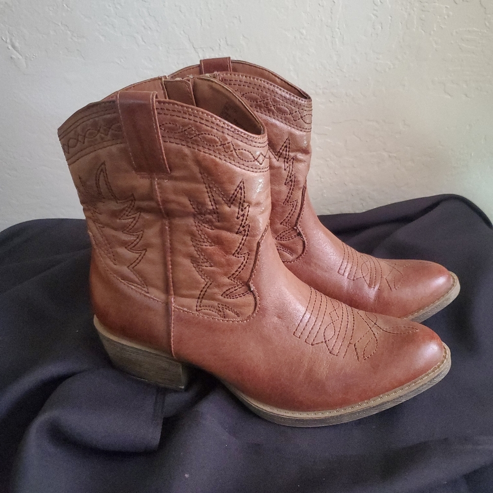 Coconuts by Matisse womens Pistol Round Toe Cowboy Booties size 8